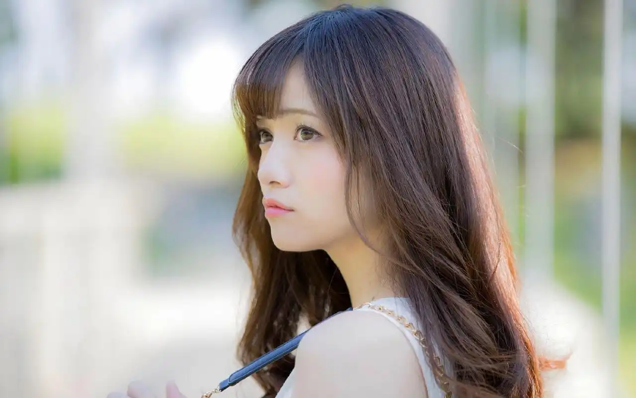 白皙长发美女清纯户外写真高清壁纸