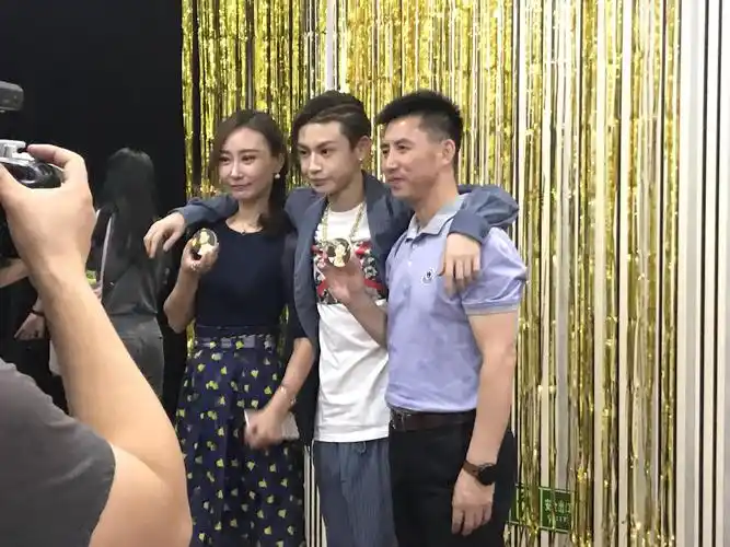 小鬼哭了 一直以来辛苦了和爸爸妈妈合影很幸福~生日快乐