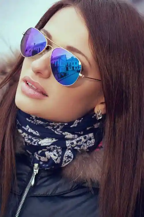 戴着墨镜坐在阳台的漂亮女人