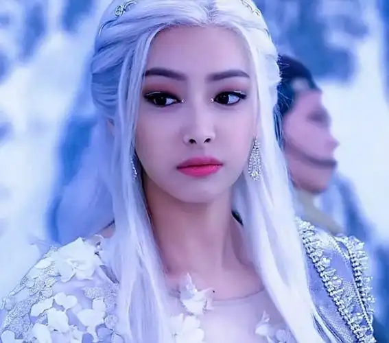 稀疏的白发,让李佳看起来有些老,但是,她没有在意这要是一些注重形象