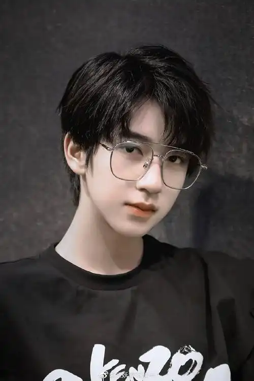 脑干缺失到只知道打啊啊啊贺峻霖知道自己戴眼镜,很帅是吧,贺峻霖知道