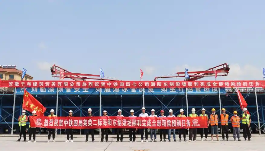 管理人员和工人合影(徐亚亚 摄)