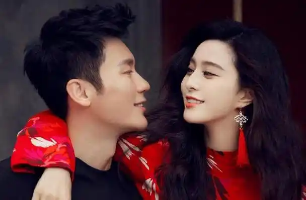 在李晨的面前却展现出一种恋爱倾向的小女孩形象