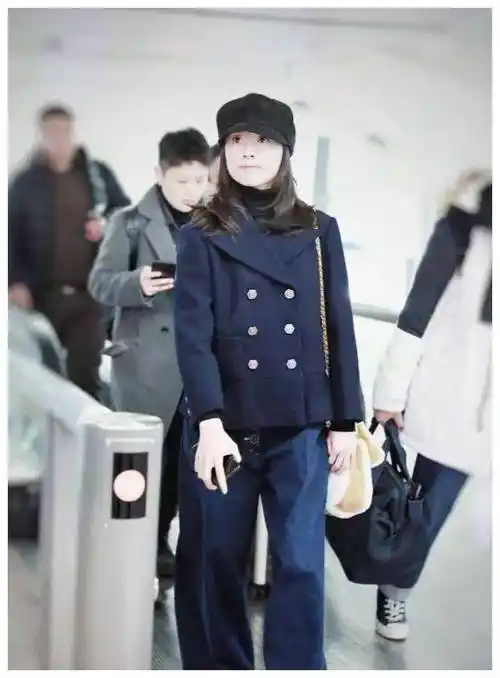 身高160的董洁又任性,穿大粗阔腿裤走机场,居然潮翻了!