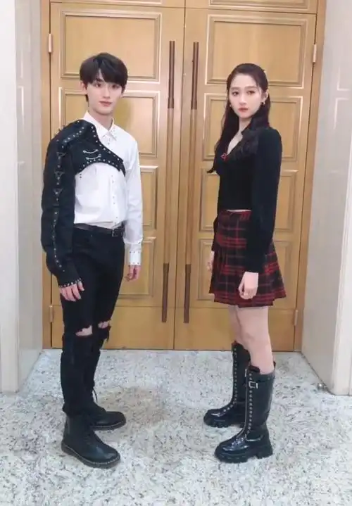 关晓彤和丁程鑫跳舞,关晓彤自带女神气场,丁程鑫没hlod住