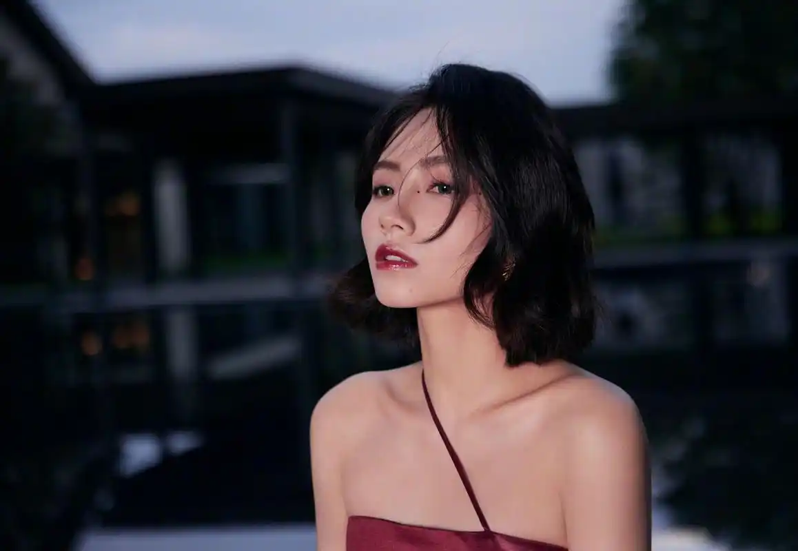 刘惜君真有魅力,一袭红裙,搭配利落短发,精致洋气,妩媚动人,举手投足