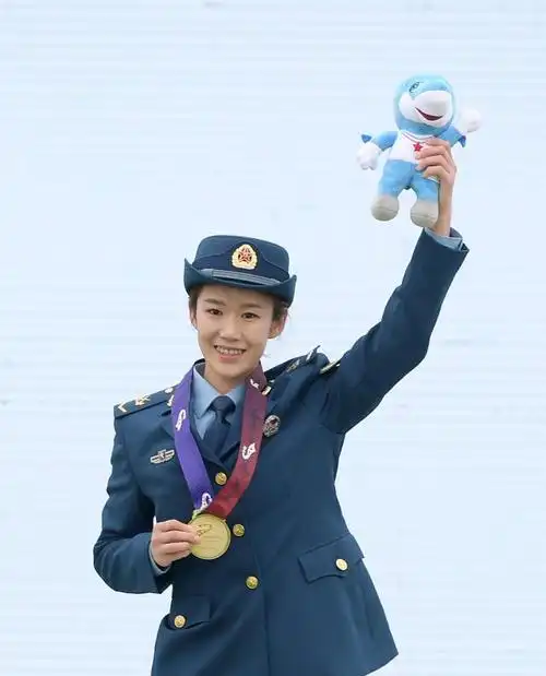 中国跳伞选手邢雅萍成为军运会八冠王