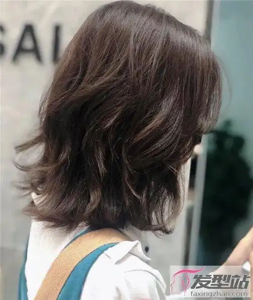 轻熟齐肩发烫发 显瘦温柔气场十足_发型站_最新流行发型设计发型图片