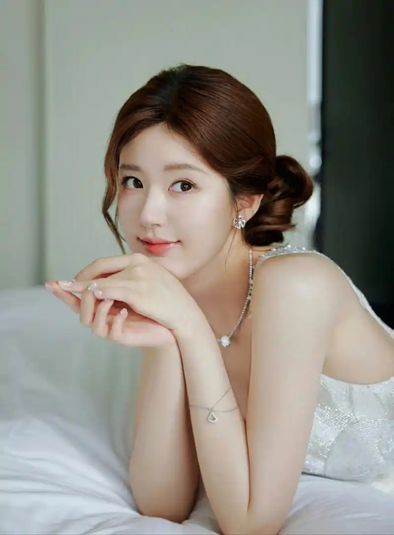 白色纯欲风94赵露思双丸子头洋娃娃造型  我是一个时尚爱好者,最近