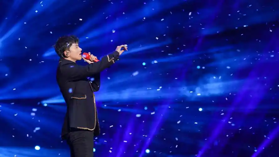 张杰南京演唱会彩虹荧光棒场控华丽 张碧晨惊喜助阵