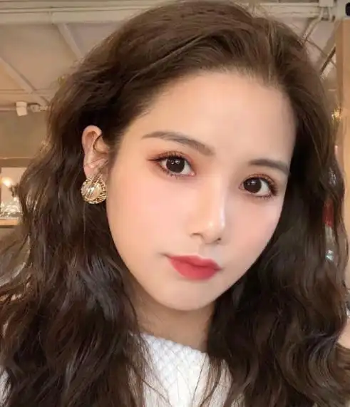 泡面卷适合什么脸型 这三种脸型烫泡面卷超好看_发型脸型 - 美发站