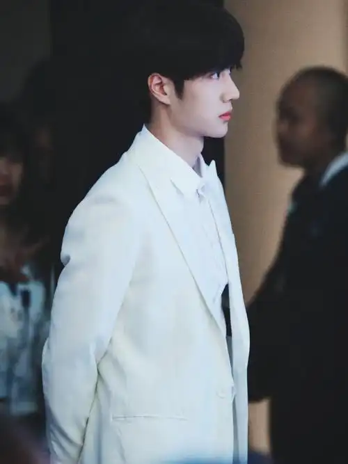 白马王子王一博上线身穿一套白色西装帅出新高度