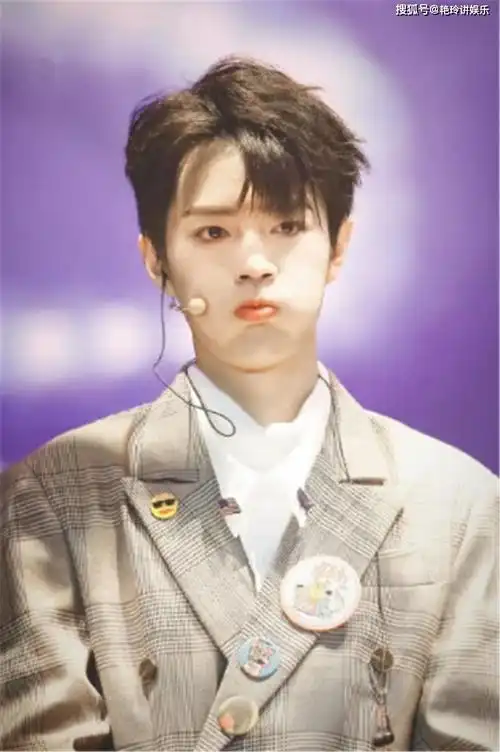 原创同样是男明星卖萌李现超可爱朱一龙超奶看到王一博抱走了