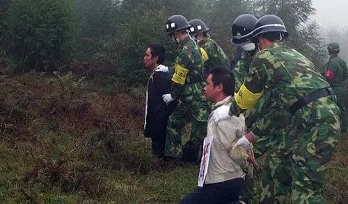 (图注:网贴展示的中国死刑犯执行枪决场面.编辑配图)