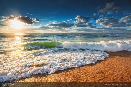 夕阳下唯美的海边沙滩高清摄影图片