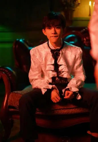 易烊千玺 cosplay 吸血鬼