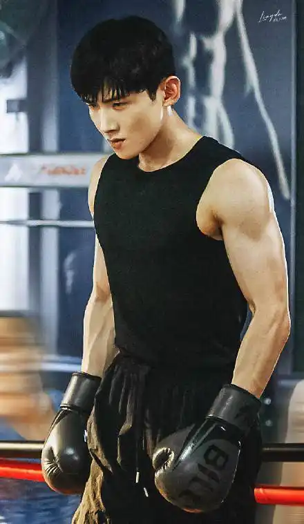 原创当红小生白敬亭肌肉照曝光自曝小号曾用名别叫他不举铁