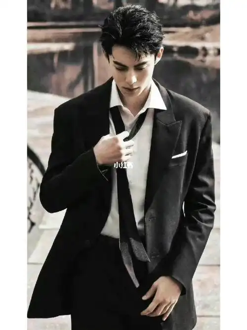 霸道总裁扯领带