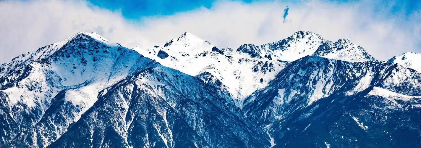 青海乐都八景之一的南山积雪,山势连绵雄伟壮丽_山峰_古称_远景