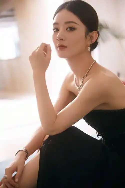 赵丽颖黑色抹胸连衣裙性感时尚写真_看法