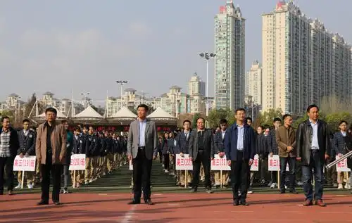 与国旗共同成长将责任代代相传合肥八中举行国旗护卫队交接仪式