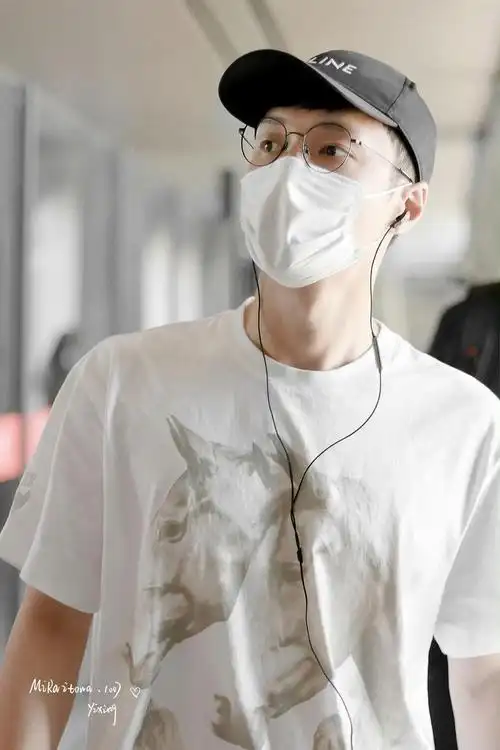 张艺兴到达敦煌路透96,白t搭配帽子眼镜,时尚休闲……|张艺兴|敦煌