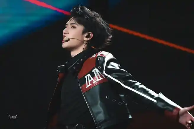 时代少年团演唱会舞台上严浩翔的车坏掉了孩子直接在演唱会上上演了我