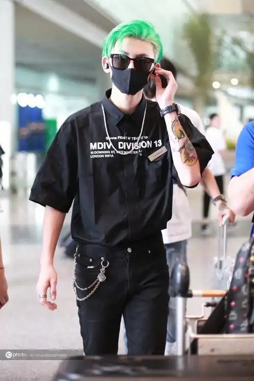 小鬼王琳凯一头绿发很惹眼手长腿长裤链超潮