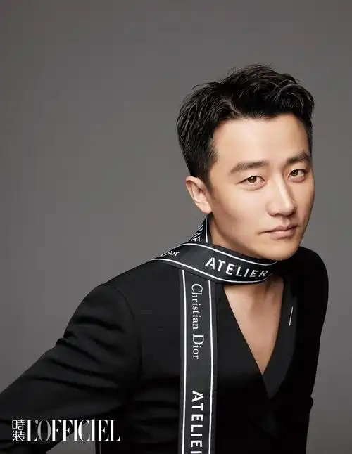 黄轩全新《时装》封面大片曝光 黑白色调诠释君子本色