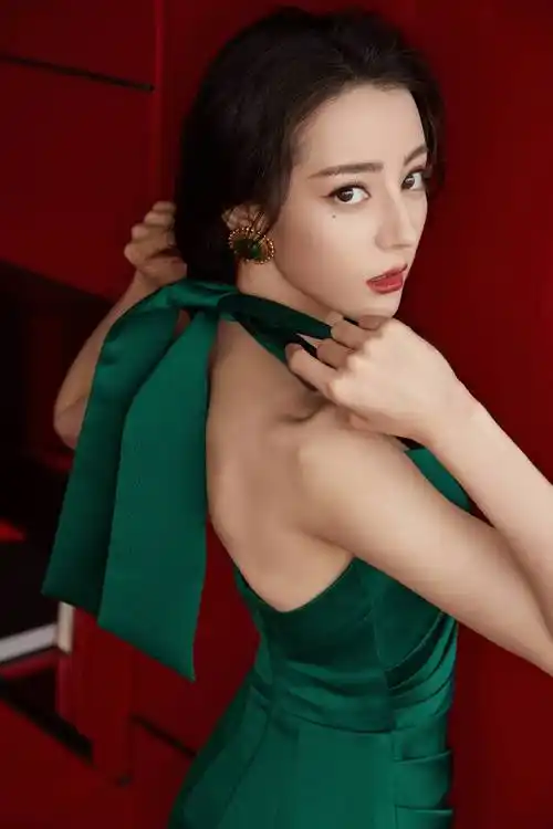 原创盘点迪丽热巴2021年的性感写真美得让人挪不开眼