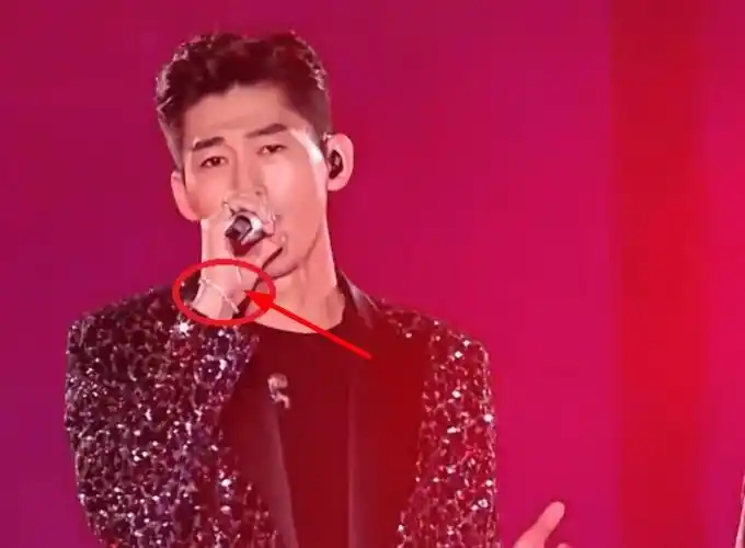 眼尖的小伙伴也有所发现,看到张翰手上戴着这条手链,竟然有些眼熟!