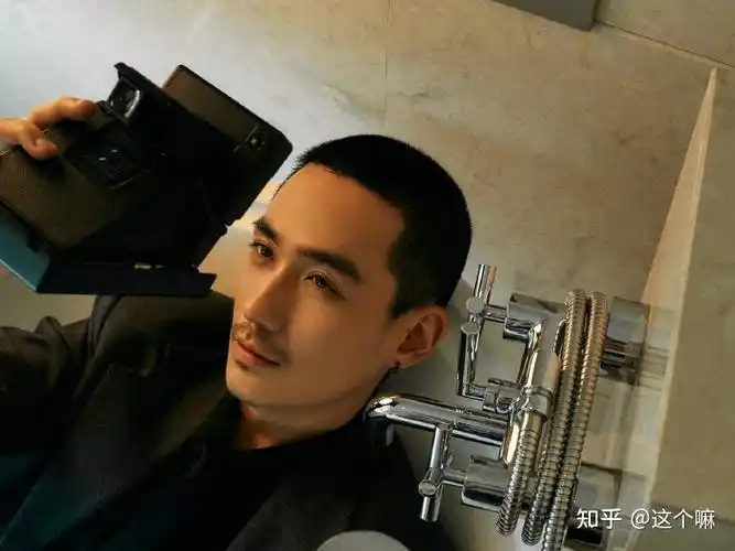 如何评价朱一龙在上海电影节的寸头胡子造型