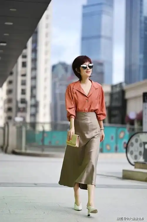 原创40岁博主女人日常穿搭:针织毛衣配半身长裙减龄,时尚显阳光活力