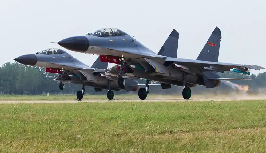 中国歼11系列战机梦幻色彩靓照!