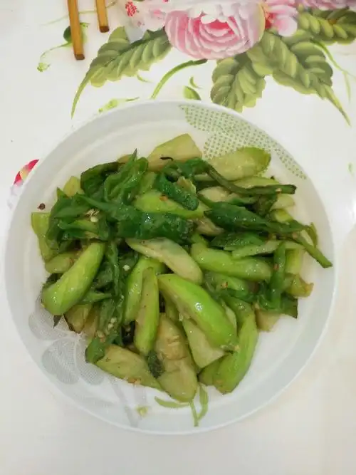 青椒炒丝瓜,起名春天的故事.