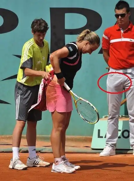 在众目睽睽下,升起你的小帐篷得有多尴尬?