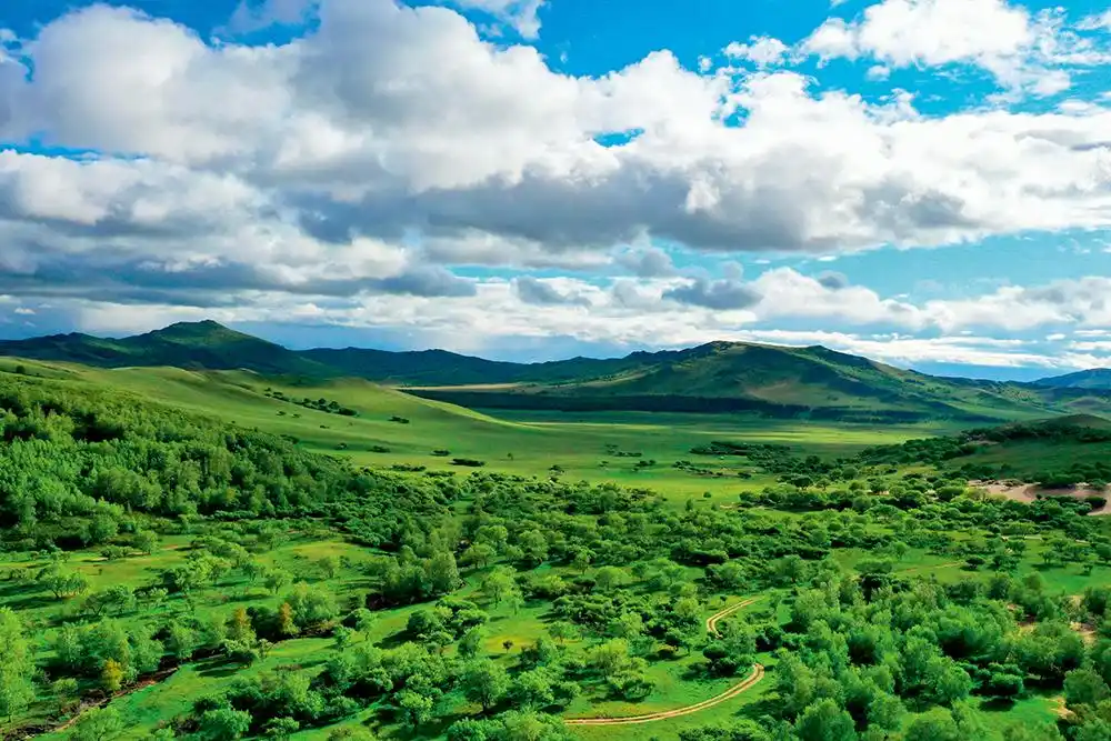 内蒙古赤峰市阿鲁科尔沁草原美景(6月3日摄) 刘磊摄/本刊