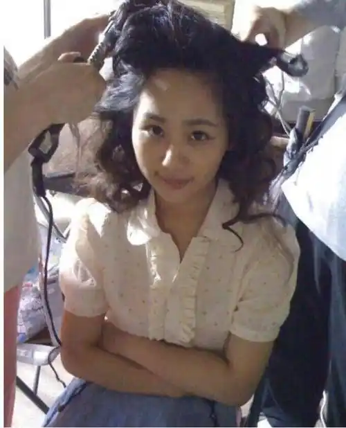 杨紫大学旧照被疯传,真实颜值引热议,网友:这是需要自卑的脸?