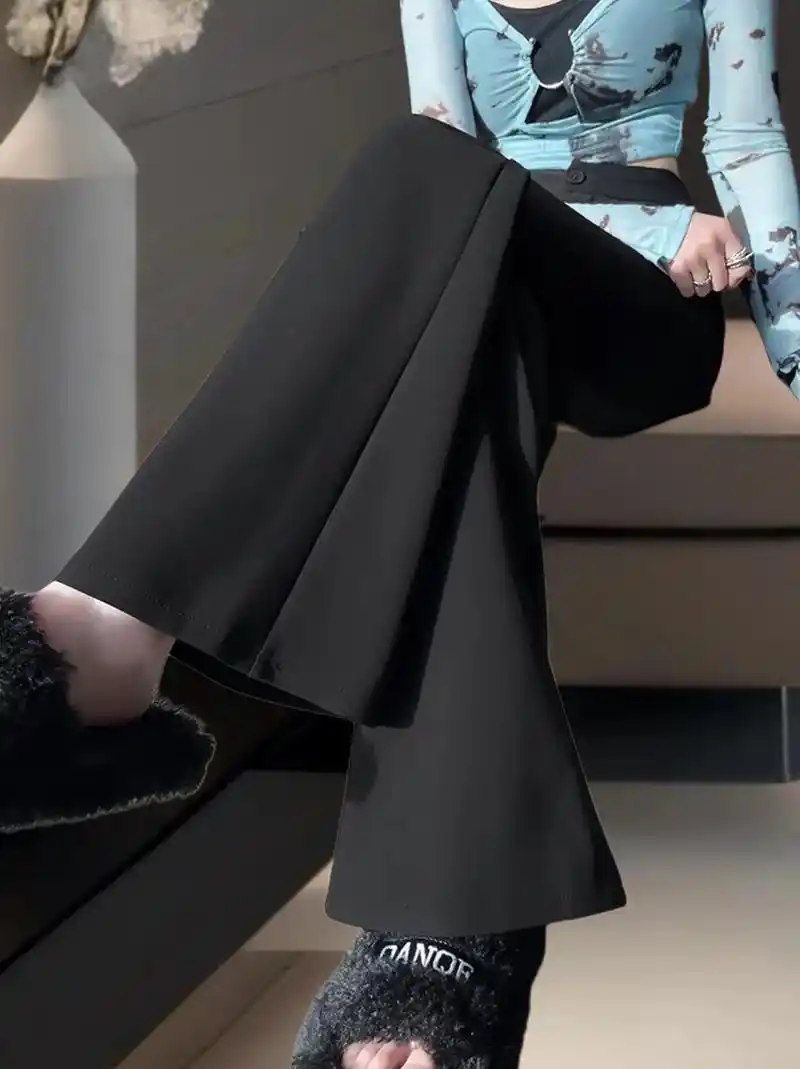 女款黑色裤,2024 秋季全新推出.这款裤子采用高腰设计