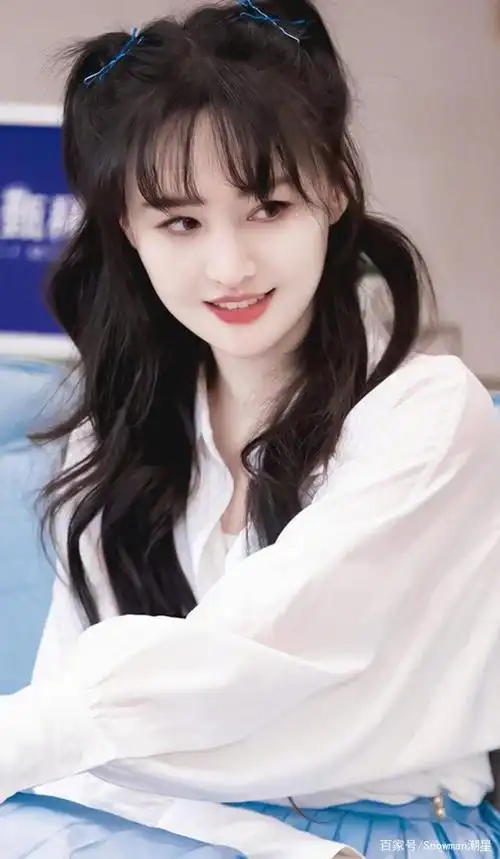 郑爽真的太厉害了!这么紧的吊带裙也塞得进,平胸一样美的惊艳