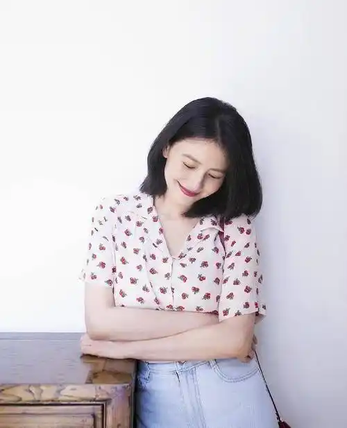 当时工作室还晒出了一直高圆圆的工作照,照片中的高圆圆身穿