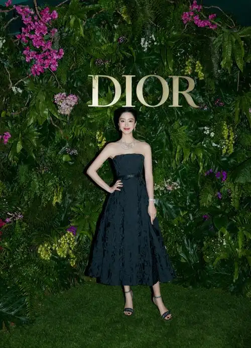 杨采钰暗夜黑天鹅妆##杨采钰梨涡笑