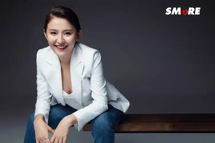 分享一组热依扎图片给大家,图中的明星图片壁纸会点缀你的电脑桌面