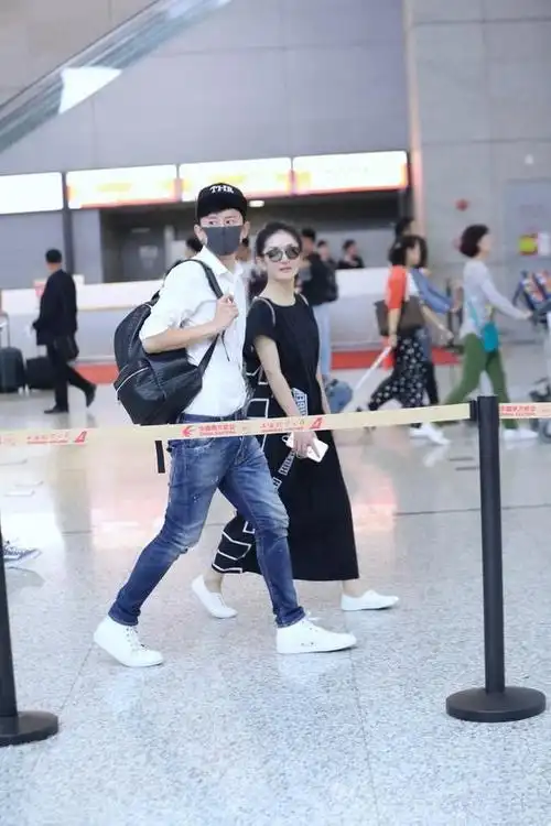 谢娜张杰走机场娜娜穿黑裙勒出蛮腰杰哥细腿抢镜躲过中年发福