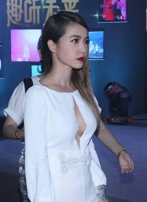 本来是可以修饰精致的腰线,但不得不说蔡依林也没能逃过中年的发福.