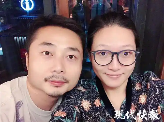 和妻子庆祝结婚10周年的合照"我想离她近一点"收到陈升浩发来的照片时