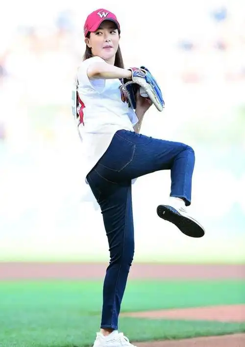 42岁金喜善发福了!颜值身材都"滑坡"了!玩球时挺英姿飒爽!