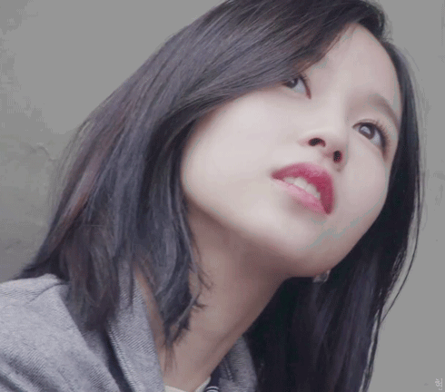 美女凝视清纯抬头gif动图_动态图_表情包下载_soogif