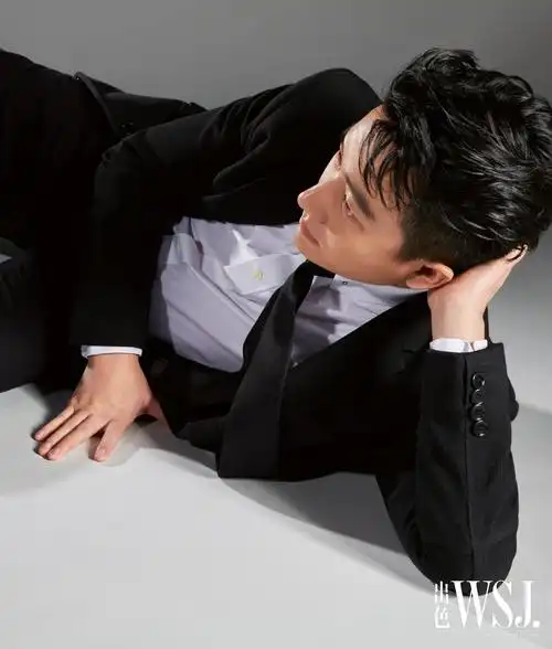 黄轩登《出色wsj.》十二月刊封面 复古正装彰显绅士品格