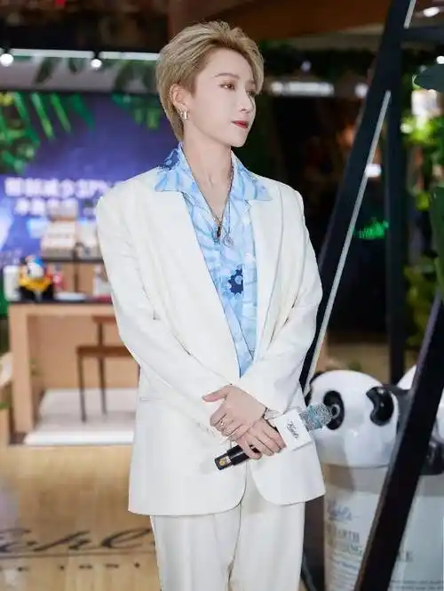 刘雨昕和喻言同框,白色西装造型风格不同,一个帅气一个时尚_节目_套装